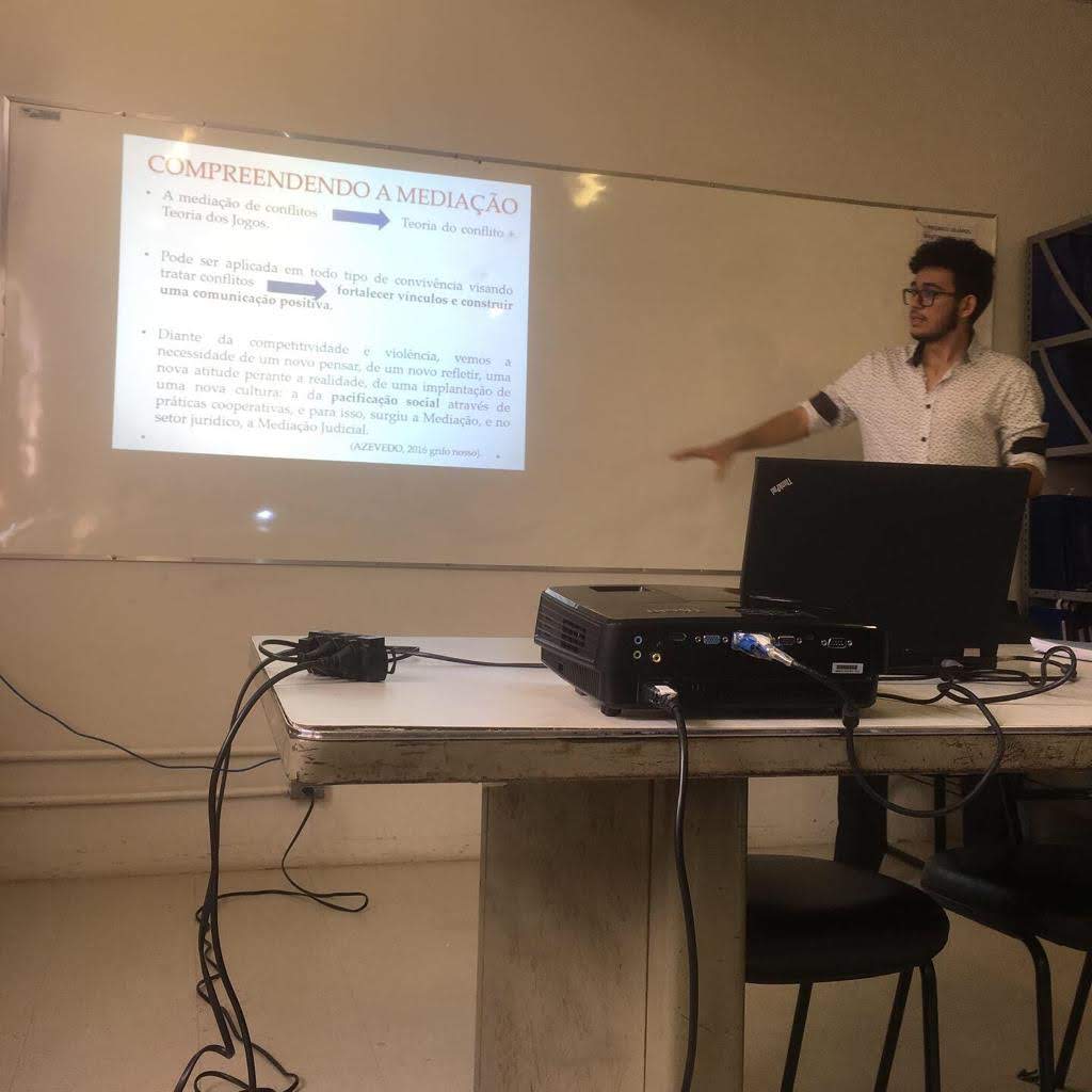 MSc. Luiz Sousa apresentando palestra sobre mediação de conflitos