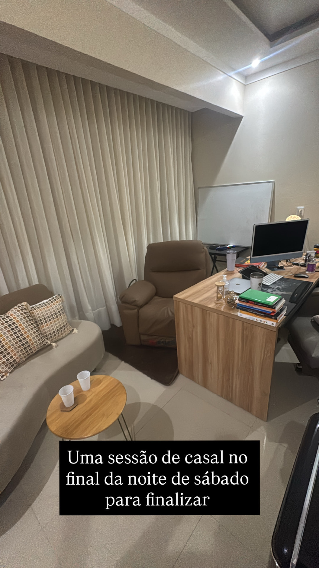 Mesa de atendimento com vista para a janela do consultório