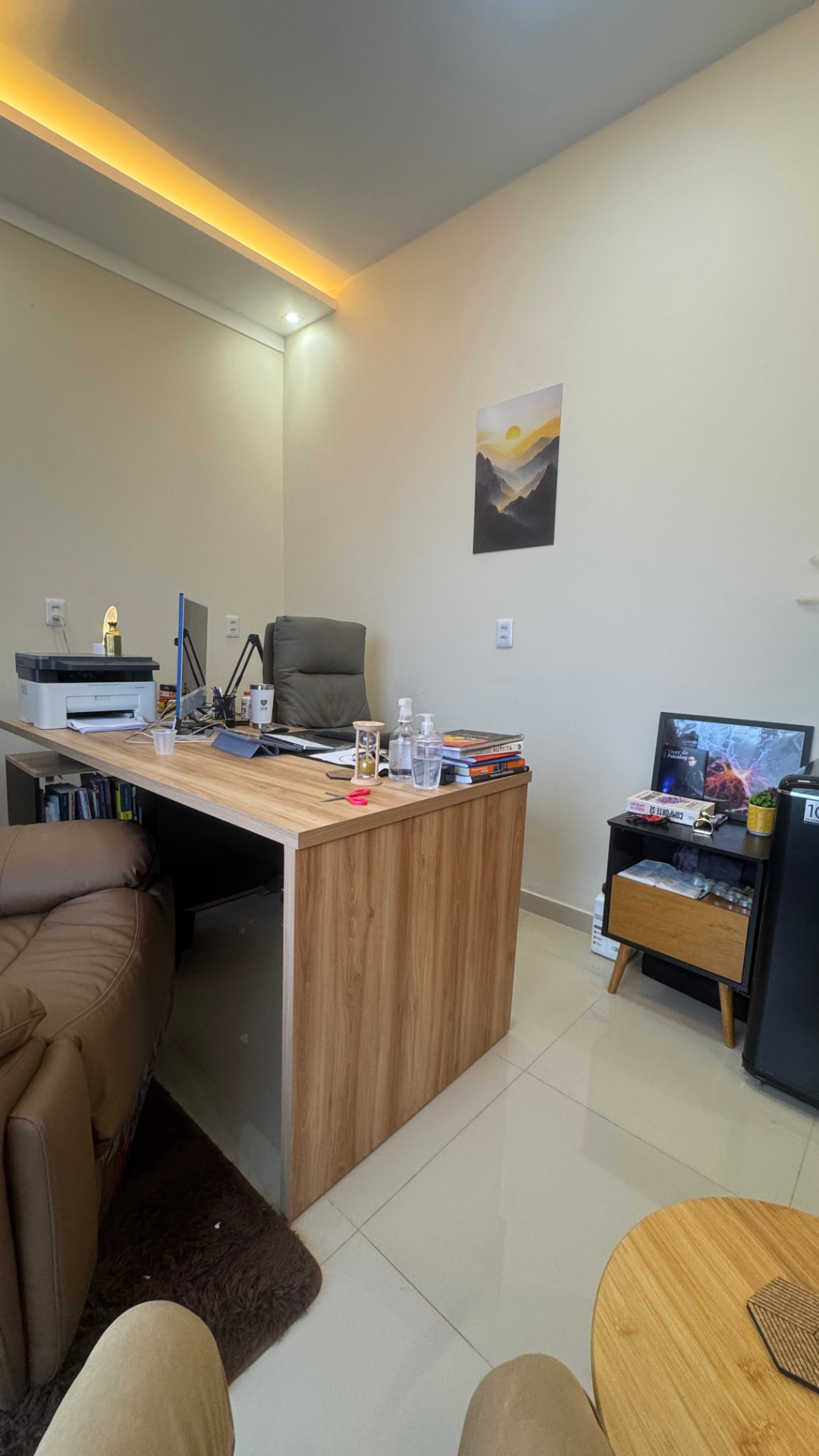 Sala privativa de coworking com escrivaninha e poltrona