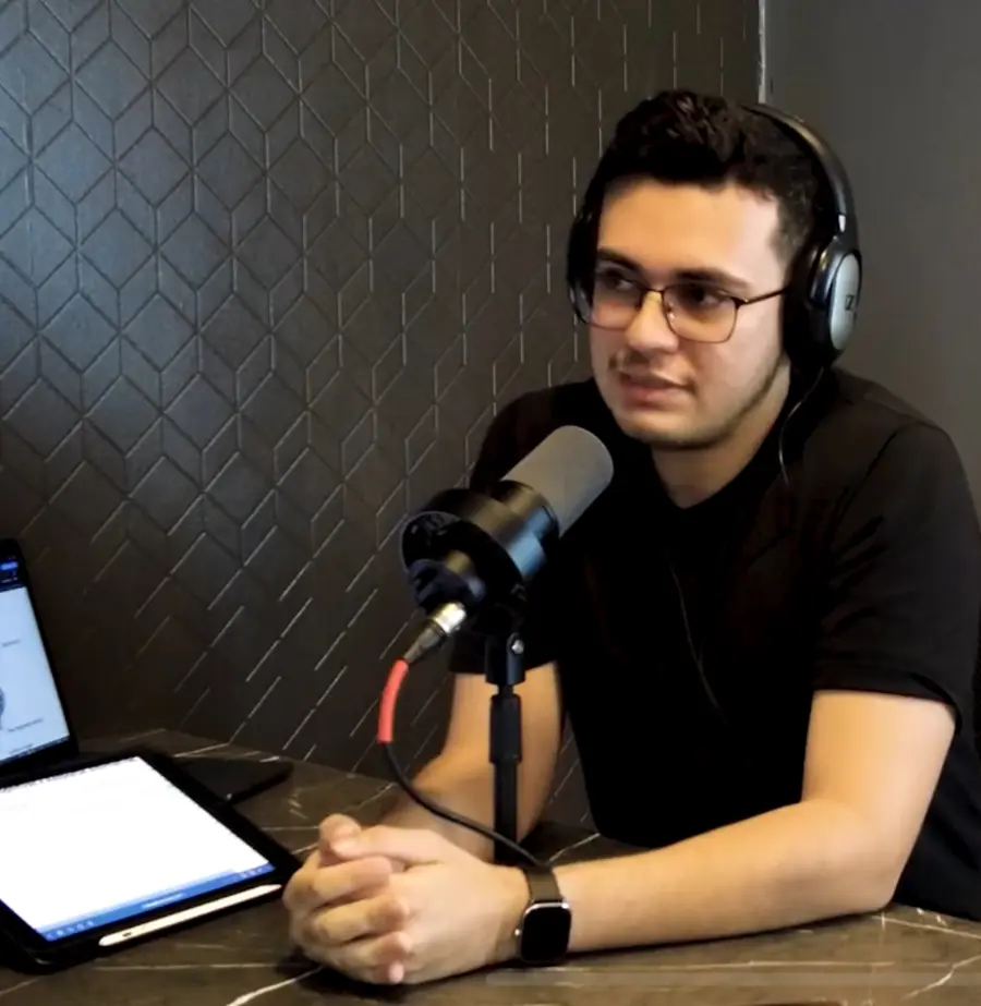 MSc. Luiz Sousa em entrevista de podcast em estúdio