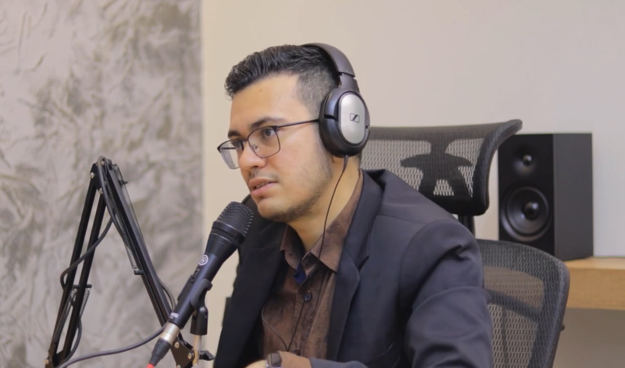 Luiz Sousa, psicólogo clínico, em gravação de podcast sobre saúde mental