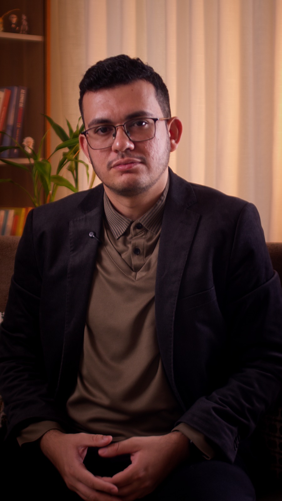 Retrato de Luiz Sousa sentado na poltrona do consultório