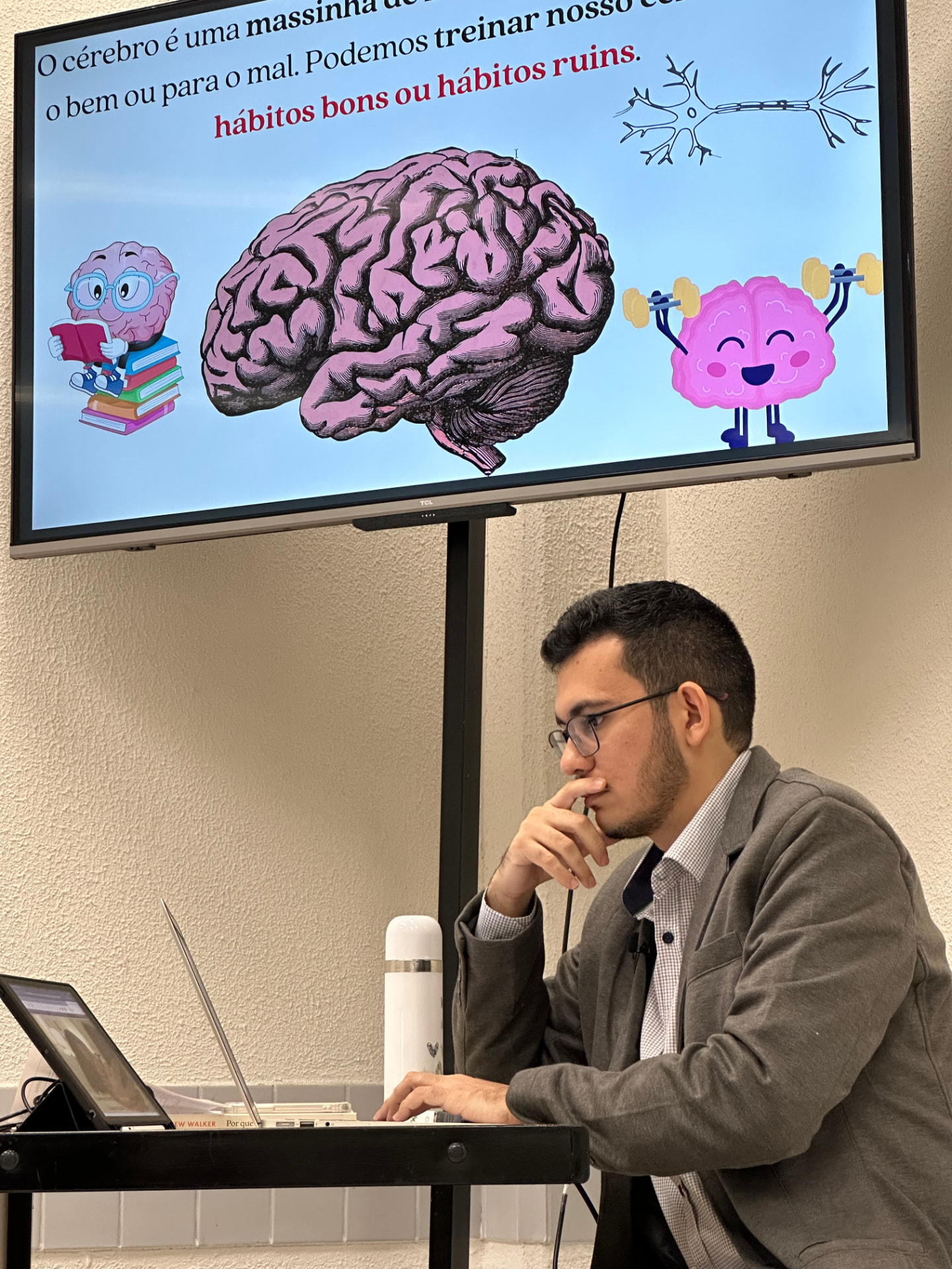 MSc. Luiz Sousa ministrando aula sobre hábitos e cérebro